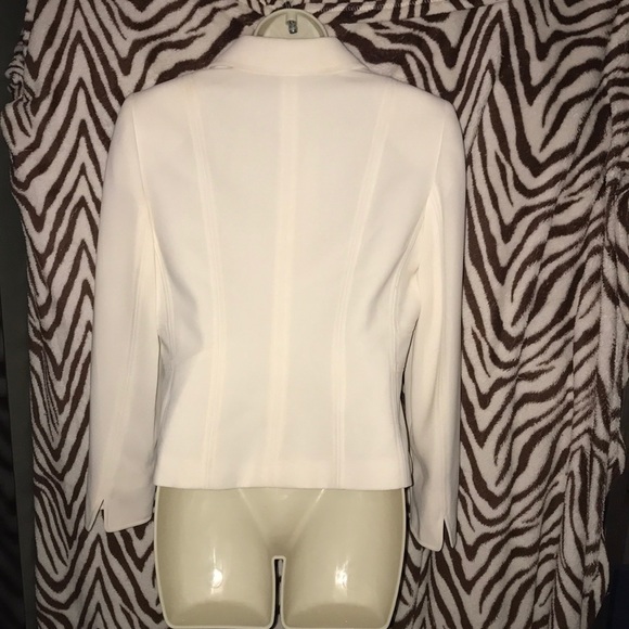 Tahari Arthur s. Levine petite 8P white jacket damaged - Picture 3 of 7